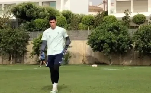 El portero que pertenece a Cruzados deberá enfrentar al Betis el próximo fin de semana.