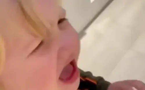 El hijo de De Bruyne se asustó, pero de inmediato vio que se trataba de su padre y pasó del llanto a la risa.
