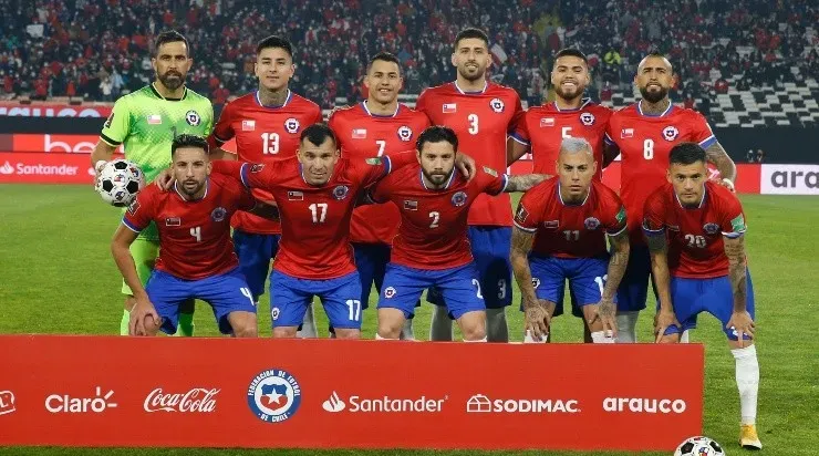Tras terminar su contrato con Nike, Chile utilizó otra camiseta que tampoco tuvo marcas. Fue la segunda en el 2021 antes de la llegada de adidas. Foto: Agencia Uno