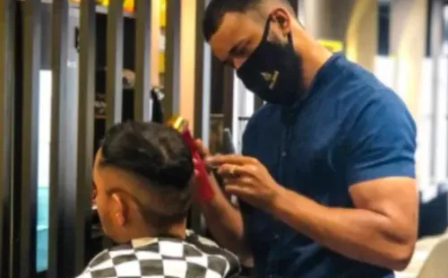 Luis Fernando Goncalves, el peluquero brasileño que rompió la burbuja sanitaria de Chile en la Copa América (Instagram)
