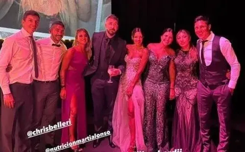 Los jugadores de River acompañando al Oso