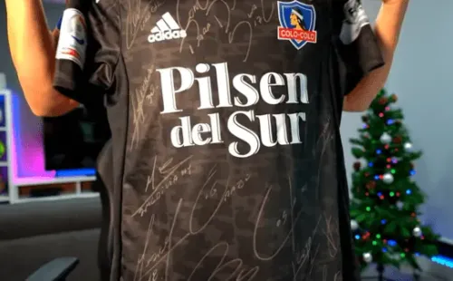 Gabriel Suazo también regaló una camiseta firmada por el plantel.