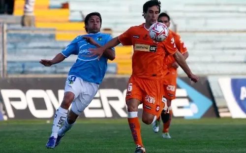 René Lima defendió la camiseta de Cobreloa desde el 2012 al 2014. A lo lejos habla del triste presente del club. Foto: Agencia Uno