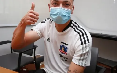 Zavala se mostró feliz al firmar en los albos. Foto: Colo Colo