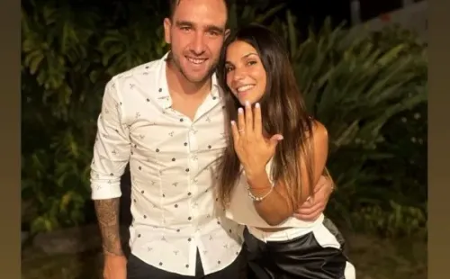 Zaldivia y su novia Rosario muestran el anillo de compromiso en redes sociales (Instagram).