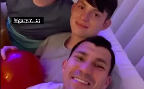 Gary Medel celebra el nuevo año con sus hijos | Foto: Instagram Gary Medel.