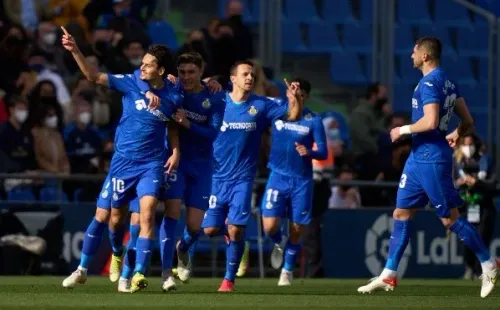 Enes Ünal aprovechó el fallo y anotó gol. (Foto: Getty Images)