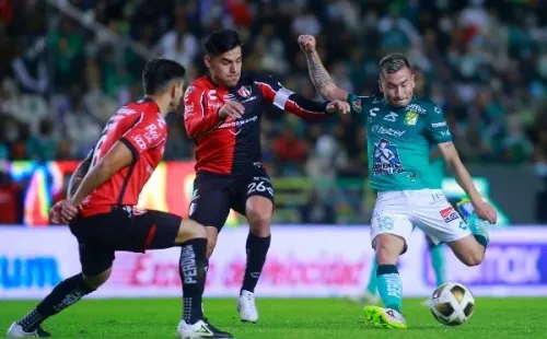 Jean Meneses quedó fuera del inicio de la Liga MX tras recibir el castigo por sus gestos ante Atlas. Foto: Getty Images