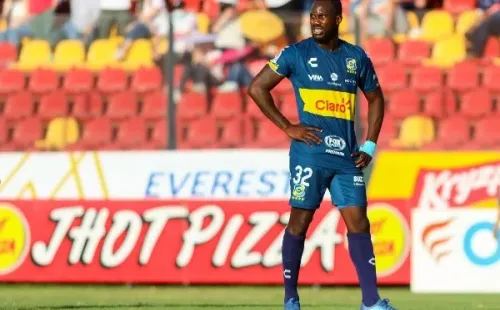 Cecilio Waterman terminó su préstamo con Everton y no sabe si seguirá. Por ahora, regresó a la U de Conce a la espera de ofertas. Foto: Agencia Uno