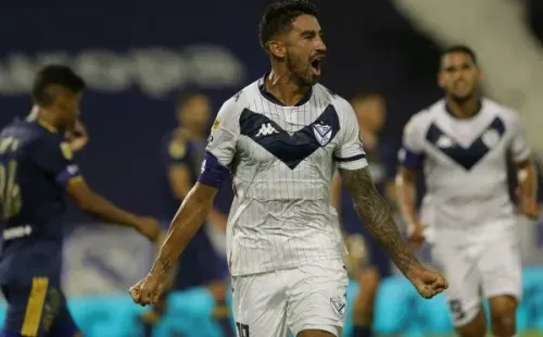 Lucero era el 9 titular de Vélez y Barticciotto aplaude su llegada. Foto: Getty.