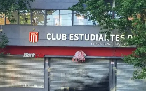 Así quedó una de las fachadas del estadio del Torneo de Verano