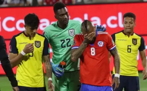 Arturo Vidal salió entre lágrimas tras su expulsión ante Ecuador. Desde Conmebol todavía no aclaran su castigo, lo que tiene atenta a la Roja. Foto: Agencia Uno