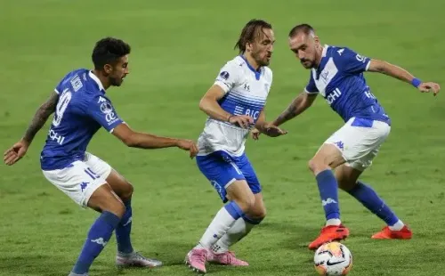 Lucero (a la izquierda) jugando contra la UC en San Carlos. Foto: Agencia Uno