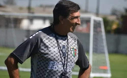 Gustavo Costas conoció ayer La Cisterna y hoy dirigió su primera práctica en el Tino junto a su presentación.