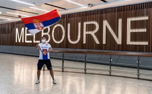 Un fanático apoyaba a Djokovic en el aeropuerto de Melbourne: el tenista fue deportado de Australia.