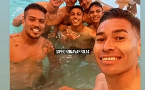 Los jugadores de Colo Colo se toman una pausa en la pretemporada para descansar en la piscina. (Foto: Captura Instagram Óscar Opazo)