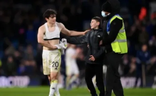 Daniel James regala su camiseta a pequeño fan del Leeds | Foto: Getty Images.