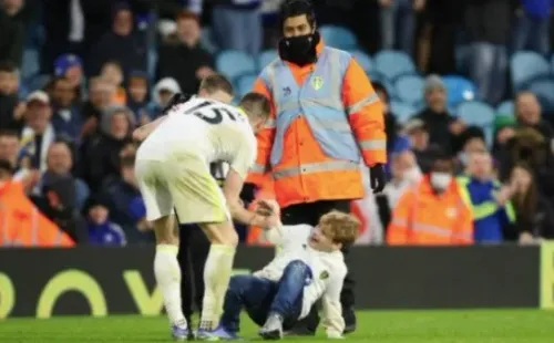 Stuart Dallas levanta a un niño que ingresó al campo | Foto: Getty Images.