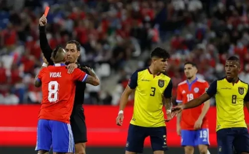 A pesar de sus súplicas, Arturo Vidal fue expulsado ante Ecuador y ahora recibió tres fechas de castigo, por lo que se perderá importantes partidos rumbo a Qatar. (Foto: Agencia Uno)