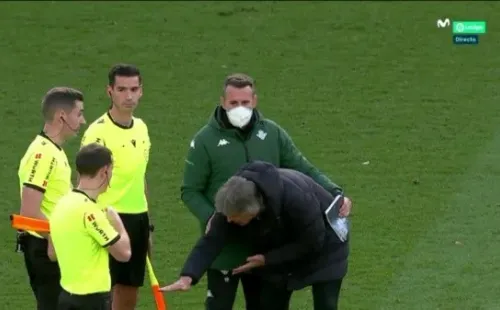 Pellegrini intenta explicarle al árbitro la jugada de la expulsión. Foto: Captura TV.