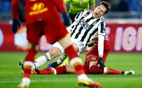 Dura entrada contra Chiesa en el Roma-Juve: lesión a los ligamentos y debe operarse.