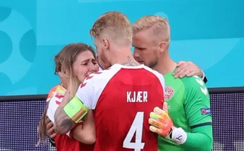 Kjaer y Schmeichel fueron los primeros en apoyar y consolar a la novia de Eriksen,Sabrina Kvist Jensen.