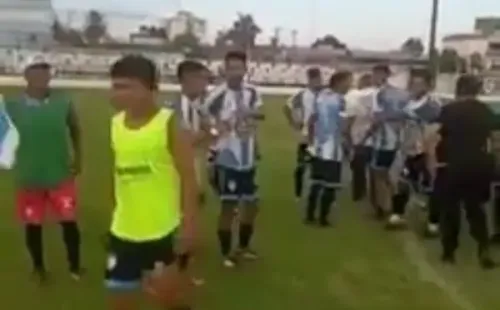 El momento en que los jugadores comienzan a increpar al periodista