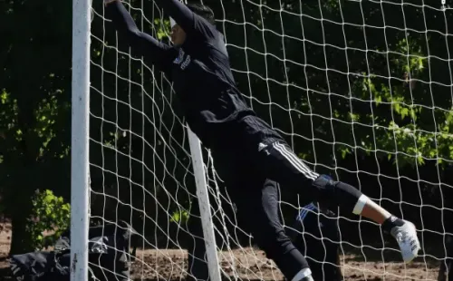 Cortés sufrió un dolor en uno de sus dedos en la práctica de Colo Colo