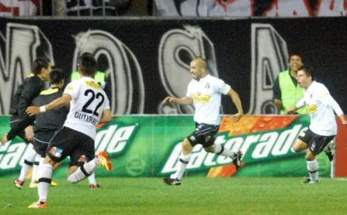 Mágico González celebra el último gol de un amistoso jugado entre Colo Colo y la U. Foto: Agencia Uno.