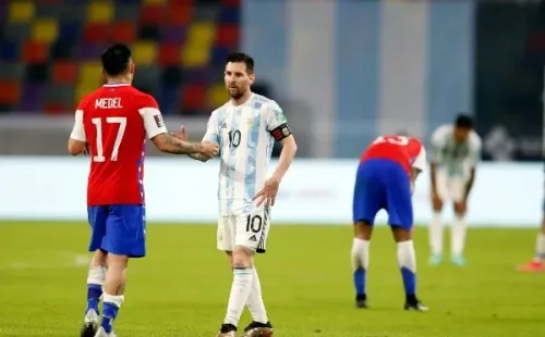 El momento más destacado que dejó el último choque entre La Roja y la Albiceleste fue el amistoso saludo que tuvieron Gary Medel y Messi. (Foto: Agencia Uno)