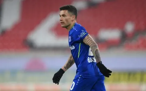 Charles Aránguiz se pone a andar en su recuperación. (Foto: Getty Images)