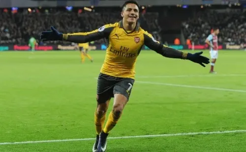 Alexis mostró todo su talento jugando con el Arsenal el 3 de diciembre de 2016 ante West Ham, donde vencieron 5-1 con un triplete del chileno. (Foto: Getty)