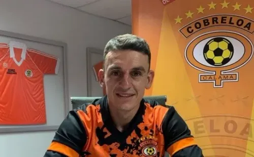 Maxi Cerato estampa su firma en Cobreloa | Foto: Cobreloa.