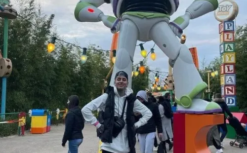 Erick Pulgar en sus vacaciones en Disney