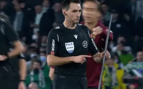 El juez del partido detuvo el encuentro provisoriamente tras el incidente.