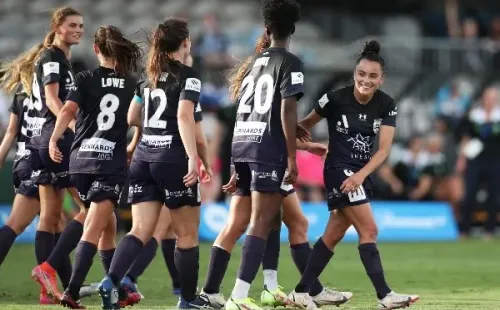 Cote Rojas recibió la ovación de sus compañeras después de convertirse en la heroína del equipo. (Foto: Getty)