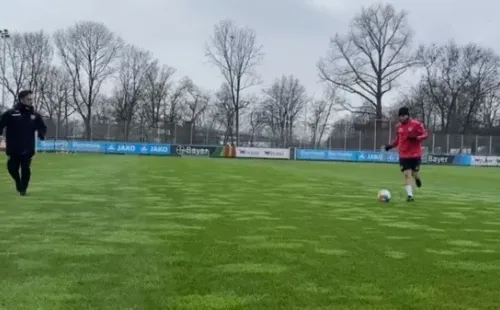 Aránguiz realiza trabajos con pelota. Foto: Pantallazo Bayer Leverkusen