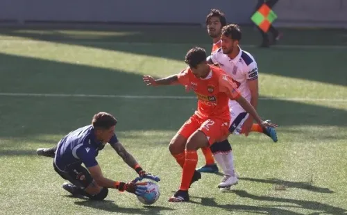 El portero trasandino de 26 años tuvo algunas presentaciones con el cuadro loíno en 2020, pero para 2021 no será considerado por Emiliano Astorga y no saben que hacer con él. (Foto: Agencia Uno)