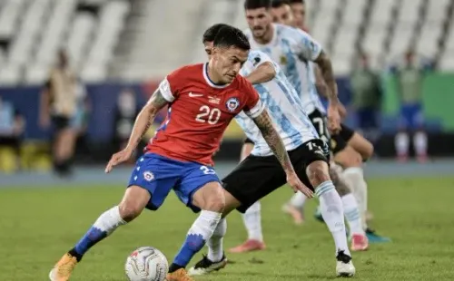 Charles Aránguiz no quiere perder el duelo entre Chile y Argentina, clave en las eliminatorias a Qatar 2022. Foto: Agencia Uno