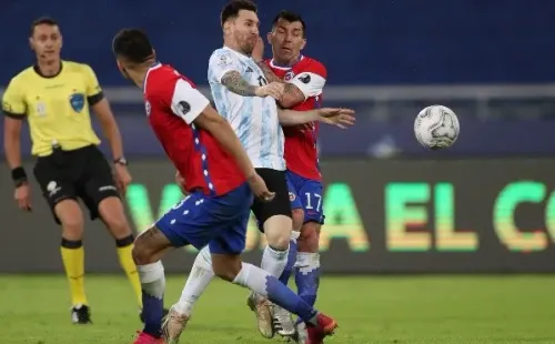 Chile enfrentará a Argentina en Calama no solo buscando aprovechar la altura, sino también adaptarse para el choque ante Bolivia en La Paz. Foto: Getty Images