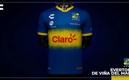 La nueva camiseta titular de Everton 2022.