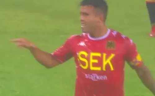Espinoza portando la jineta de Unión Española en Uruguay.
