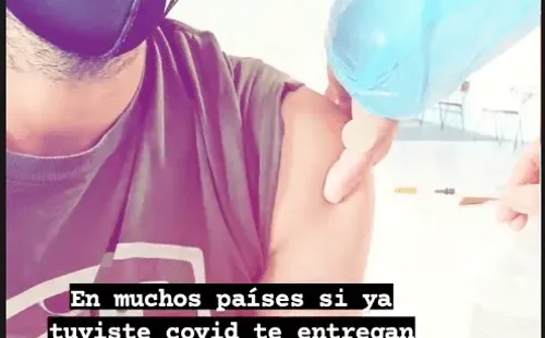 Matías Assler se vacuna a regañadientes para poder trabajar.(1)