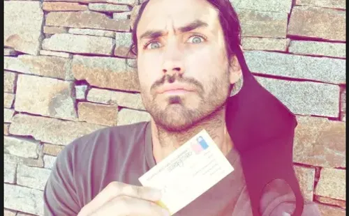 Matías Assler se vacuna a regañadientes para poder trabajar.(2)