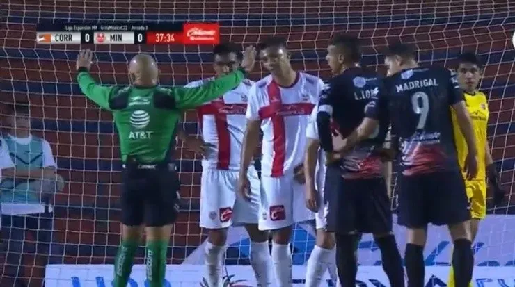 El momento en que el juez levanta las manos para detener el encuentro