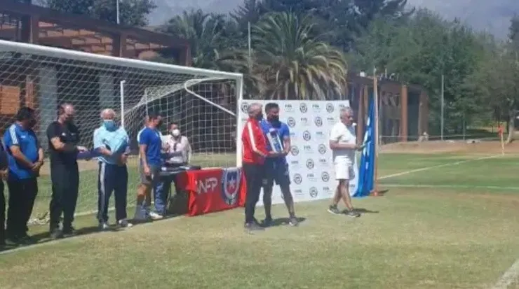 Kike Acuña le entregó un reloj a Castrilli