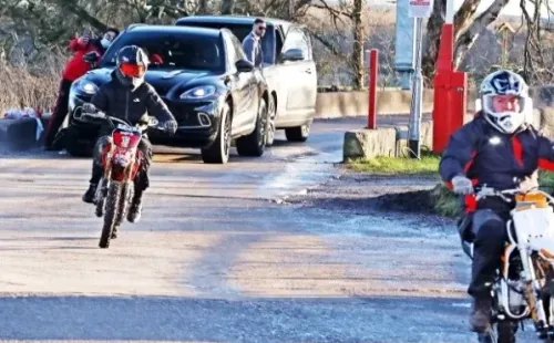El Bicho no dudó en hacer feliz a un fanático (Foto: The Sun)