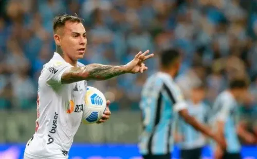 PORTO ALEGRE, BRAZIL - DECEMBER 09: Eduardo Vargas of Atletico Mineiro celebrates after scoring the second goal of his team during the match between Gremio and Atletico Mineiro as part of Brasileirao Series A at Arena do Gremio on December 09, 2021 in Porto Alegre, Brazil. (Photo by Silvio Avila/Getty Images) ***Local Caption*** Eduardo Vargas-Not Released (NR)