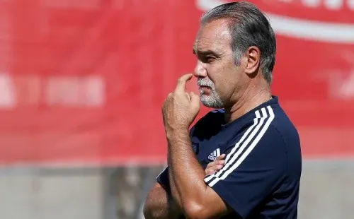 Martín Lasarte mostró su cambio de look en la práctica de la Roja. (Foto: Comunicaciones ANFP)