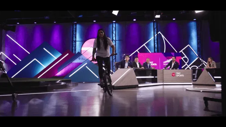 La pieza publicitaria muestra a algunos de los deportistas del Team Chile en medio de las actividades de TNT Sports, como el programa Todos Somos Técnicos. (Foto: Captura).